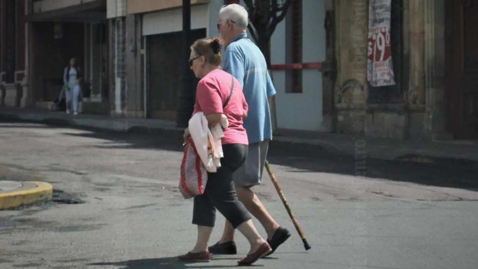 Adultos mayores sin cubrebocas